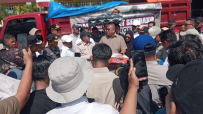 Anggota DPR RI Andre Rosiade Serahkan Bantuan Untuk Masyarakat Terkena Galodo di Tanah Datar