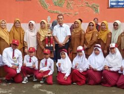 10 Anak Berprestasi Bangga Dapat “Reward” dari Inisiator Pemerhati Pendidikan