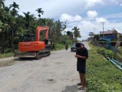 Warga Sipora Utara Sewa Alat Perbaiki Jalan Menuju SMPN 1 Sipora Utara