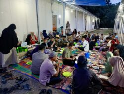 Warga dan Pemerintah Berbuka Bersama di Huntara Sumpur