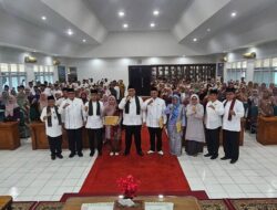 133 Kepala Sekolah TK, SD dan SMP di Kabupaten Tanah Datar Diserahkan SK Oleh Wabup