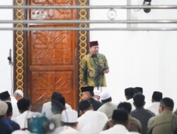 Di Masjid Agung Ar Raudah, Bupati Kuansing Laksanakan Tarawih Pertama