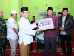 Safari Ramadan Pemko Payakumbuh: Wako Zulmaeta Serahkan Bantuan Rp35 Juta untuk Pembangunan Masjid Baiturrahman