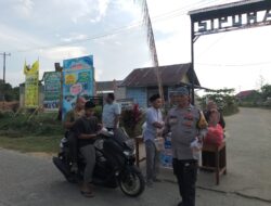 Remaja Masjid Miftahul Jannah Bagikan Takjil untuk Masyarakat di Simpang Kantor Desa Sipora Jaya