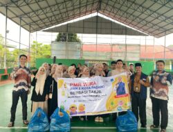 PMR Wira MAN 2 Padang Bagikan Ratusan Takjil kepada Masyarakat