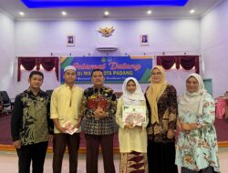 20 Siswa MAN 2 Padang Terima Zakat UPZ Kanwil Kemenag Rp1 Juta per Orang