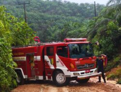 Damkar Berjibaku Padamkan Kebakaran di Pangkalan Indarung Saat Idul Fitri