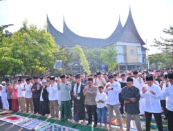 Ribuan Jamaah Tetap Khusyuk Salat Id di Tengah Hujan, Kota Payakumbuh Gaungkan Persatuan Lewat Pesan Zulmaeta