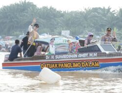 Semaraknya Silaturrahmi Lebaran Masyarakat di Pacu Jalur Inuman Kuansing