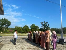 Manfaatkan Momentum WFH,Camat Singingi Ajak Pegawai Gotong Royong Bersihkan Kantor