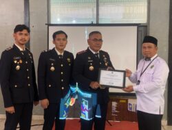 Kalapas Bukittinggi Serahkan Penghargaan kepada Kemenag Bukittinggi dalam Tasyakuran HBP ke-62