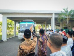Bupati Kuansing dan Bupati Rokan Hulu Melepas Keberangkatan 445 Jemaah Calon Haji Tergabung Dalam Kloter VIII di Embarkasi Haji Batam