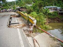 Bupati Tanah Datar Tinjau Jembatan Titian Putiah Yang Rusak Akibat Banjir