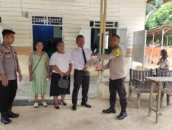 Minggu Kasih di Desa Jake, Polsek Kuantan Tengah Tampung Aspirasi dan Salurkan Bantuan untuk Jemaat yang membutuhkan