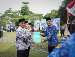 Usai Upacara, Bupati Dr. H. Suhardiman Amby Memberikan Penghargaan Kepada Peraih Juara 2 Hafidz Indonesia Mengharumkan Nama Daerah