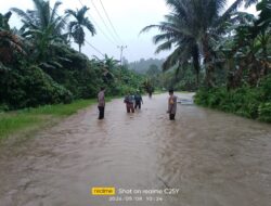 Bhabinkamtibmas Polsek Sipora Turun Langsung ke Lapangan Tinjau Luapan Banjir di Desa Saurainu
