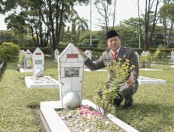 Bupati Kuansing, Suhardiman Didampingi Gusman Putra Yuda, S.Sos Menyempatkan Diri Berziarah ke Makam Pejuang Kemerdekaan