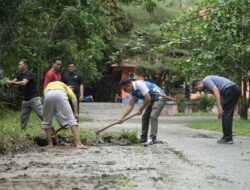 Puluhan Pegawai Dinas Kominfo Kuansing Gotong Royong