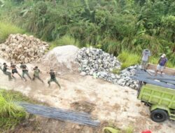 Personel Satgas Bakti TNI AD TA 2026 Mulai Penurunan Material Jembatan Penghubung di Mentawai