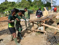 Anggota Satgas Karya Bakti Skala Besar TNI AD Terus Memacu Pengerjaan Infrastruktur Wilayah di Kabupaten Kepulauan Mentawai