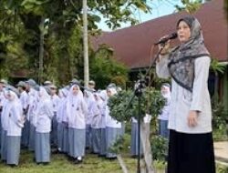 Rektor ITP Prof Mediawati Inspektur Upacara SMAN 2 Padang