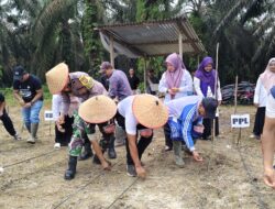 Polisi Cinta Petani, Polsek Singingi Hilir Dukung Program ASTA CITA Presiden RI, Tanam Bibit Jagung Pipil di Desa Bukit Raya