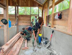 Personel Satgas Karya Bakti TNI AD Lanjutkan Pemasangan Plaster dan Dinding Papan RTLH Milik Ibu Roslina di Sipora Jaya