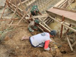 Satgas Karya Bakti TNI AD Berjibaku Lakukan Pengecoran Tiang Jembatan Penghubung Bukit Pamewa–Betumonga