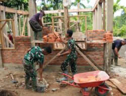 Satgas Karya Bakti TNI AD Masuki Tahap Pemasangan Batu Bata Dinding Rehab Musholla Al Huda Bukit Pamewa