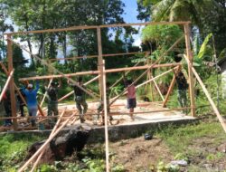Satgas Karya Bakti TNI AD Bersama Warga Bahu-Membahu Dirikan Kuda-Kuda Rumah RTLH Milik bapak Robert di Tuapejat