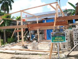 Satgas Karya Bakti TNI AD Mulai Rakit Kuda-Kuda RTLH Milik Bapak Tertinus di Dusun Karoniet