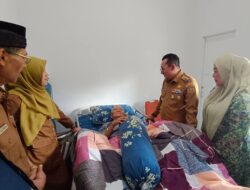 Mantan Wakil Bupati Aulizul Syuib Dikunjungi Bupati Tanah Datar ke Kediamannya