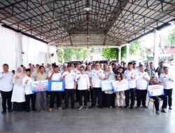 Bantuan Sosial Kepada Masyarakat Terdampak Bencana Hidrometeorologi 2025 Diserahkan Bupati