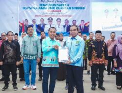 Bupati Kuansing : Tidak Hanya Berbangga Dengan Gelar Akademik Yang Telah Diraih