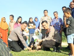Kapolres Kuansing Bagikan Bibit dan Tanam Pohon di Pangkalan Indarung Melalui Program Green Policing
