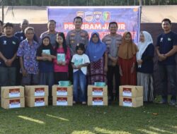 Program JALUR Polres Kuansing Hadir di Desa Pangkalan Indarung, Kapolres Serahkan Bansos dan Berikan Motivasi kepada Masyarakat