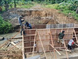 Satgas Karya Bakti TNI AD untuk Rakyat Kejar Pemasangan Begisting Jembatan Penghubung Bukit Pamewa–Betumonga