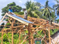 Satgas Karya Bakti TNI AD Bersama Warga Masuki Tahap Pemasangan Seng RTLH Milik Robert di Dusun Karoniet