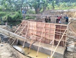 Satgas Karya Bakti TNI AD Terus Kejar Pemasangan Besi dan Begisting Tiang Penyanggah Jembatan di Mentawai