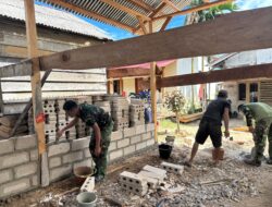 Satgas Karya Bakti TNI AD untuk Rakyat Masuki Tahap Pemasangan Dinding RTLH Milik Bapak Tertinus di Dusun Karoniet