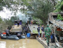 145 Rakit PETI Dimusnahkan oleh Personil Gabungan TNI-POLRI, Sat Pol PP, Damkar, BPBD dan Instansi Terkait, di Sepanjang Sungai Kuantan