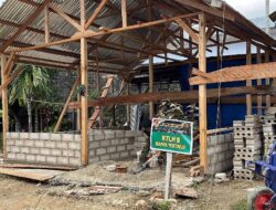 Satgas Karya Bakti TNI AD Kejar Penyelesaian RTLH Milik Tertinus, Pemasangan Kuda-Kuda Atap dan Dinding Loubrik Terus Digenjot