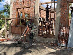 Satgas Karya Bakti TNI AD untuk Rakyat Kejar Pemasangan Kuda-Kuda Atap dan Pembuatan WC Musholla Al Huda di Bukit Pamewa