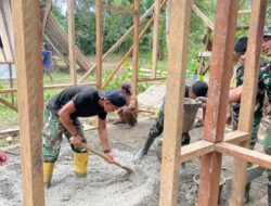 Personel Satgas Karya Bakti TNI AD Laksanakan Pengecoran Lantai dan Pemasangan Loster pada RTLH di Desa Sioban