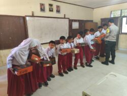 Polsek Kuantan Hilir Salurkan Bantuan Sepatu dari Kapolres Kuansing kepada Siswa SDN 003 Kampung Tengah