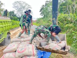Satgas Karya Bakti TNI AD untuk Rakyat Bahu Membahu Turunkan Material Semen untuk Pembangunan Jembatan Penghubung Bukit Pamewa-Betumonga