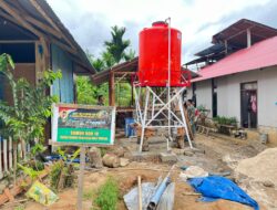 Personel Satgas Karya Bakti TNI AD untuk Rakyat Bangun MCK di Area Sumur Bor Bukit Pamewa
