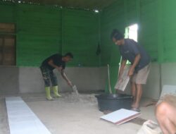 Personel Satgas Karya Bakti TNI AD untuk Rakyat Kejar Penyelesaian RTLH Milik Bapak Ahmad di Bukit Pamewa