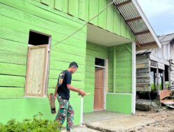 RTLH Bapak Tertinus T. Oinan Rampung, Satgas Karya Bakti TNI AD untuk Rakyat Laksanakan Pembersihan Lingkungan