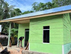 Rumah RTLH Bapak Robert S. Selesai Direhab, Satgas Karya Bakti TNI AD Lakukan Pembersihan Lingkungan